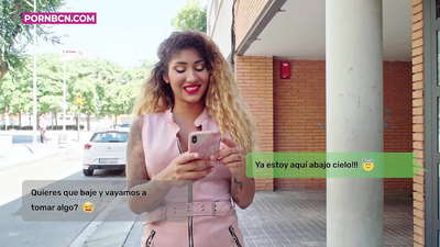 夫の仕事中に若い恋人を激しくファックしようとする不貞妻。ラティーナの巨乳と巨尻。ヴィーナス・アフロディーテ